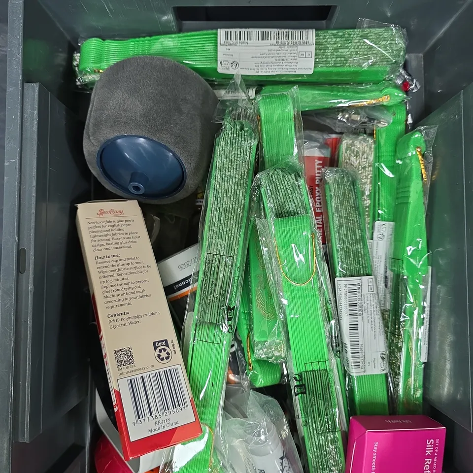 APPROXIMATELY 15 ASSORTED HOUSEHOLD PRODUCTS TO INCLUDE EPOXY PUTTY, DRAIN CLEANER, TABLE CLOCK ETC 