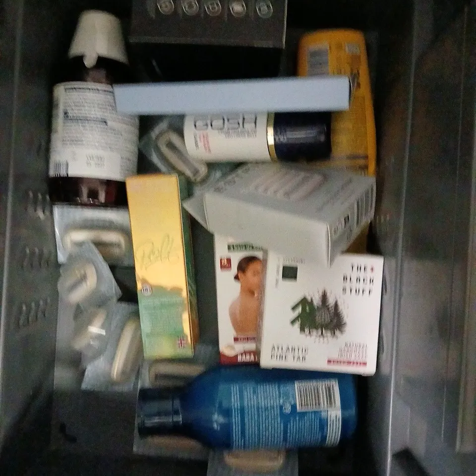 APPROXIMATELY 20 ASSORTED HEALTH & BEAUTY PRODUCTS TO INCLUDE ESTRID RAZOR, ELF H2O PROOF EYELINER, GIVE ME SHAMPOO, ETC