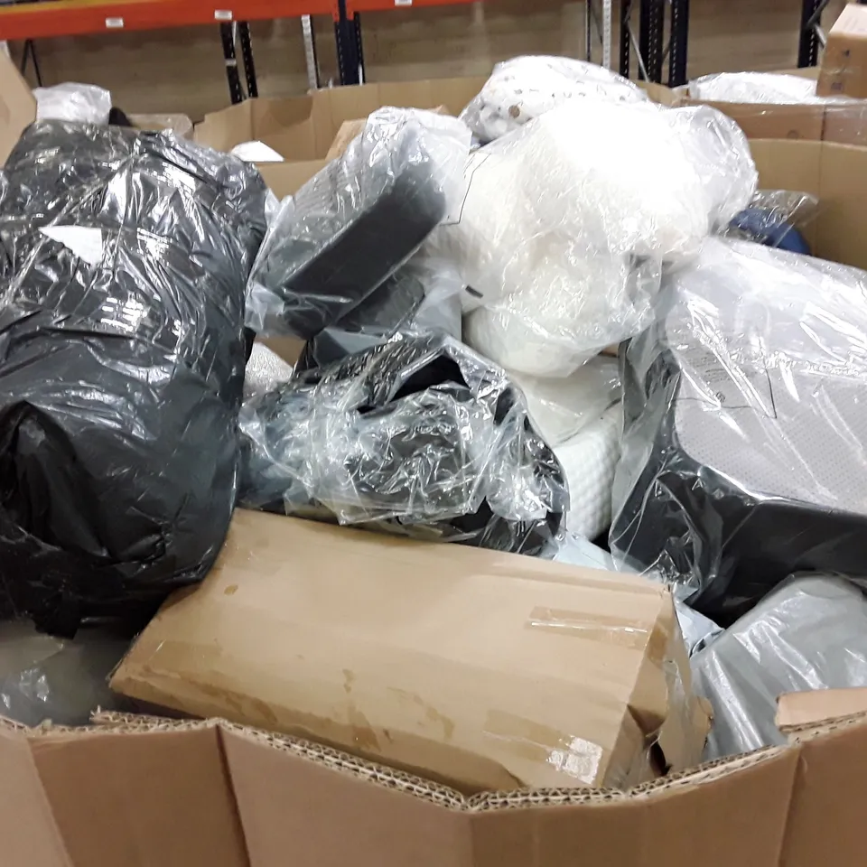 PALLET CONTAINING ASSORTED PILLOWS & CUSHIONS INCLUDING SLEEPING BAG, NOFFA PILLOW, ORTHOPAEDIC KNEE PILLOW, MEMORY FOAM CERVICAL PILLOW
