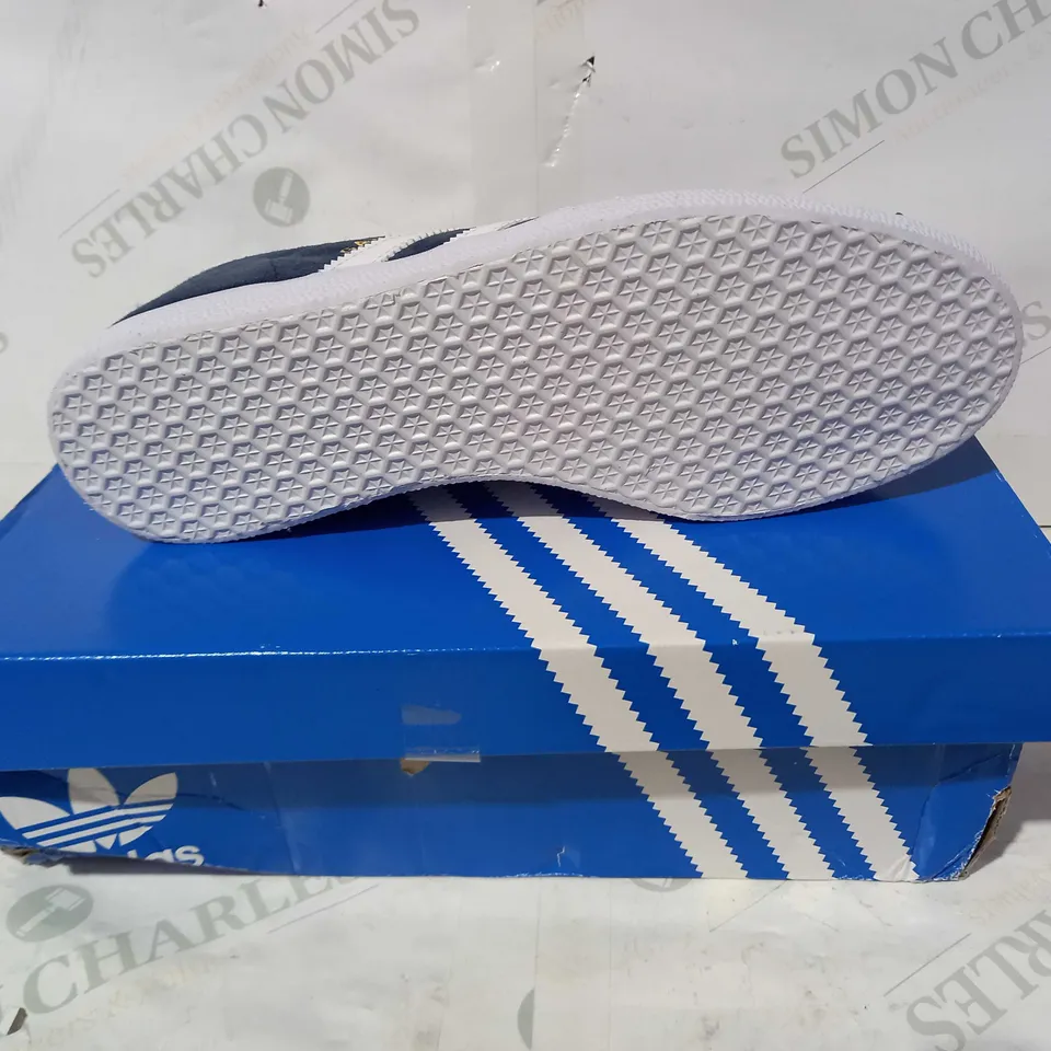 BOXED PAIR OF ADIDAS GAZELLE SHOES IN NAVY UK SIZE 7.5