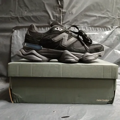BOXED PAIR OF NEW BALANCE 9060 TRAINERS IN BLACK SIZE 7.5