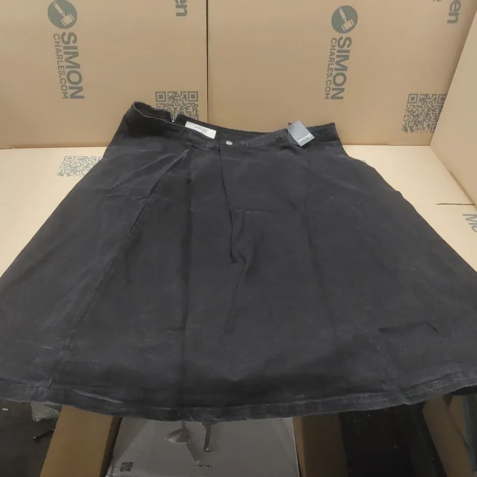 BOX CONTAINING APPROXIMATELY 15x BRAND NEW JD WILLIAMS BLACK PLEAT SKIRTS - SIZE 22