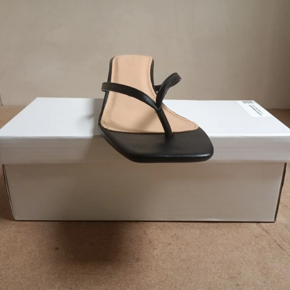 BOXED PAIR OF TRUFFLE COLLECTION TOE-POST LOW HEEL SANDALS IN BLACK SIZE 6