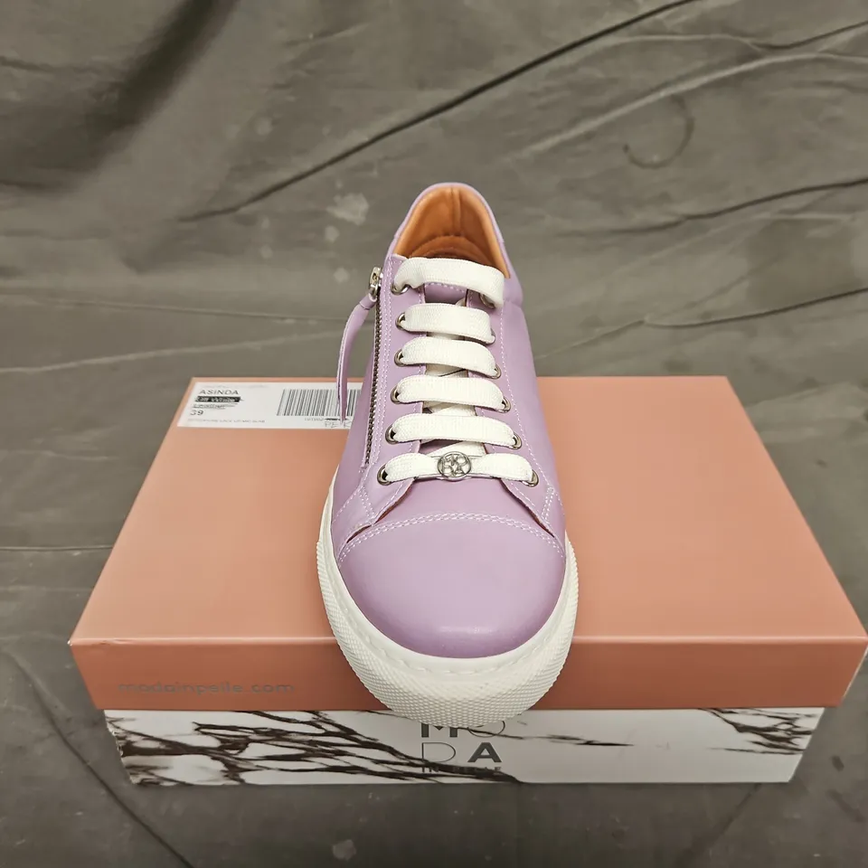 BOXED PAIR OF MODA IN PELLA ZIP FEATURE LACE UP MID SLAB - UK SIZE 40