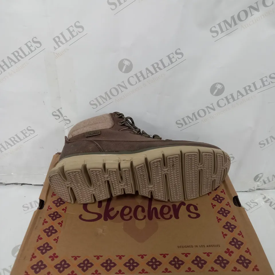 BOXED SKECHERS SYNERGY WARM TECH BOOTS, BROWN - SIZE 6.5