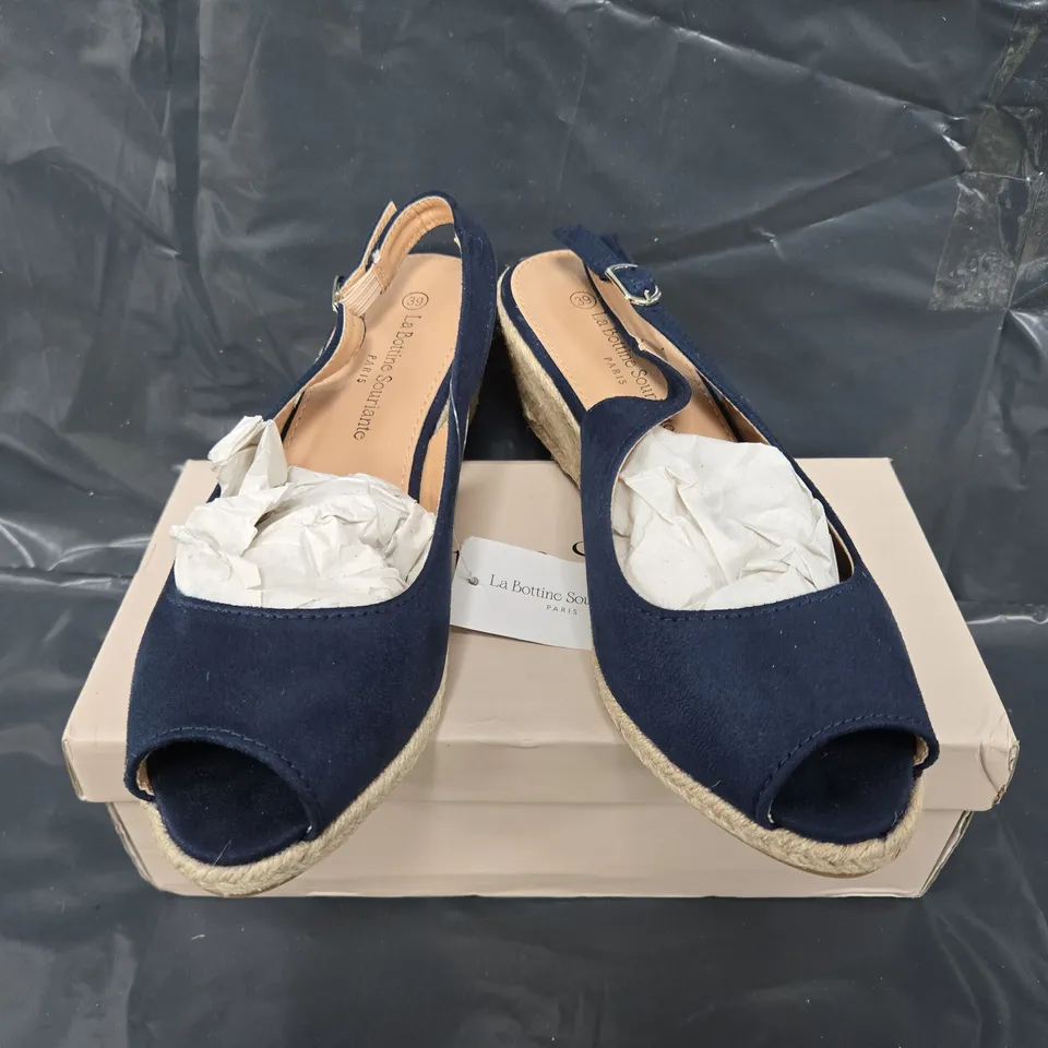 BOXED PAIR OF LA BOTTINE SOURITANE OPEN TOE BUCKLE SHOES IN NAVY - SIZE 39