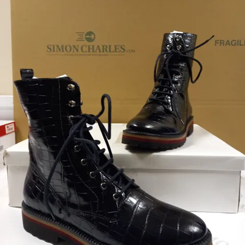 SHOON LEATHER CROC BOOT SIZE 6