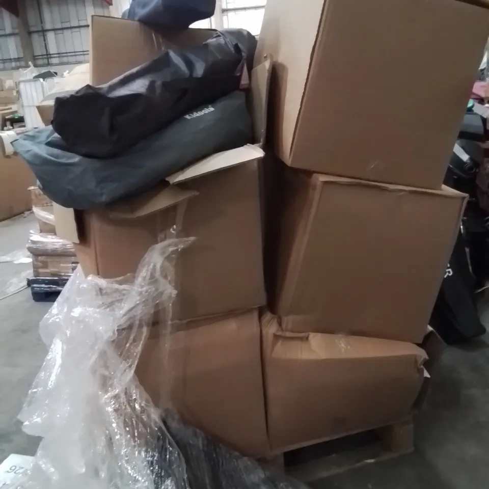 PALLET CONTAINING A LARGE QUANTITY OF JIFFY BAGS AND OTHER ASSORTED ITEMS TO INCLUDE;COAT HANGERS,CAMPING CHAIRS 