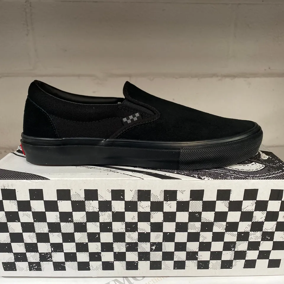 BOXED PAIR OF VANS BLACK SHOES SIZE 8.5