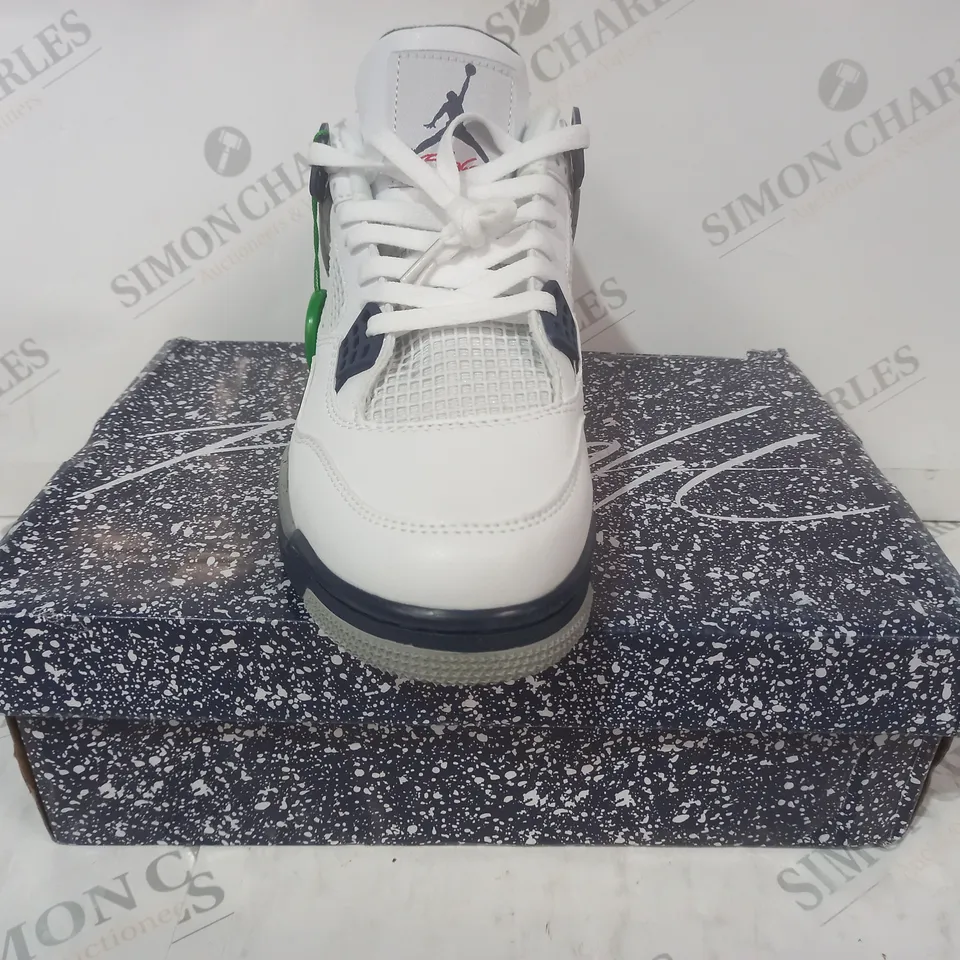 BOXED PAIR OF NIKE AIR JORDAN 4 RETRO SHOES IN WHITE/NAVY UK SIZE 8.5