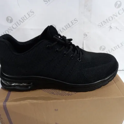 BOXED PAIR OF HAOJIA BLACK SAFETY SHOES SIZE 46