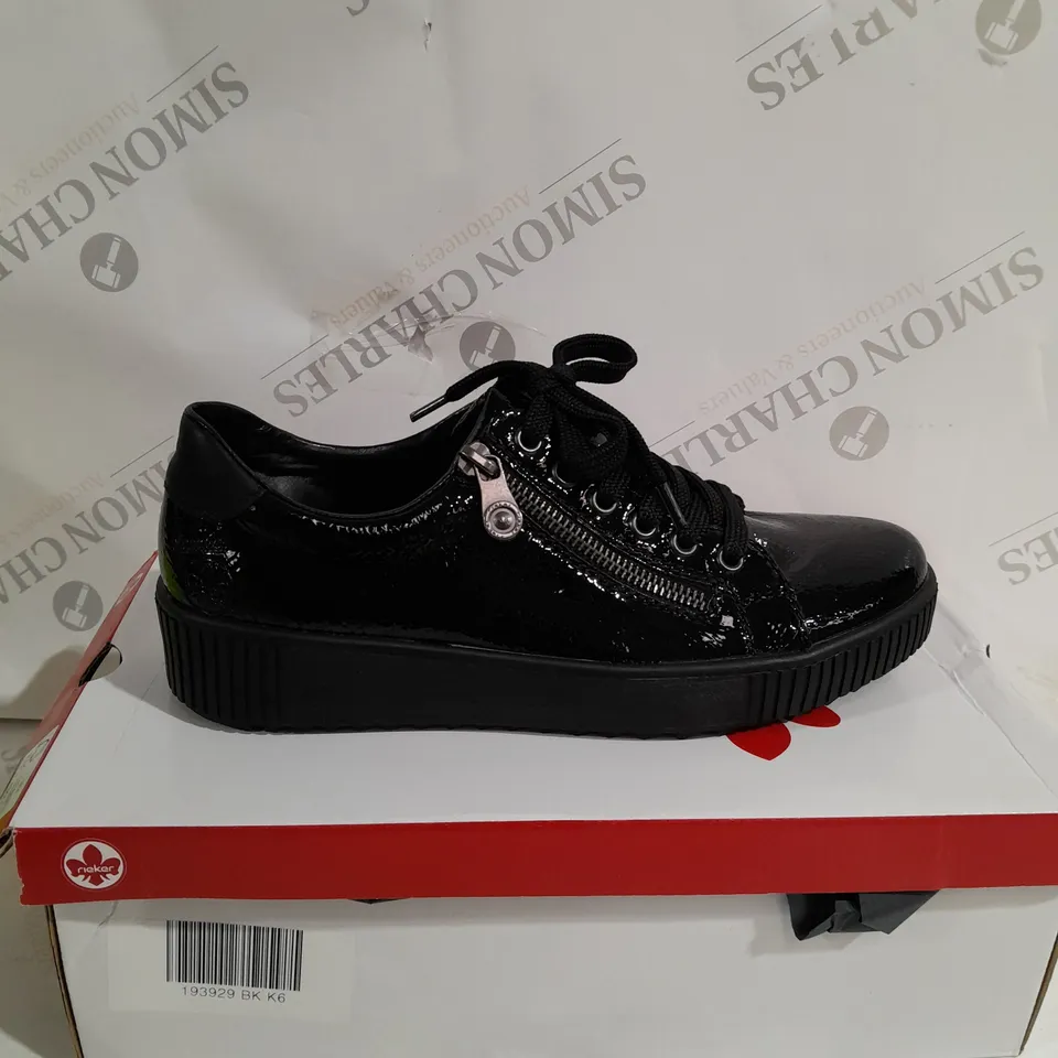 BOXED PAIR OF RIEKER TRAINERS WITH ZIP IN BLACK UK SIZE 6.5