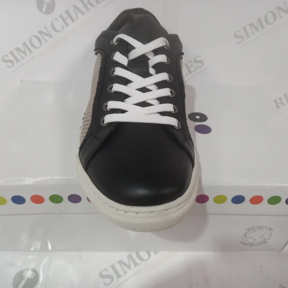 BOXED PAIR OF ADESSO SHOES IN BLACK SIZE 7