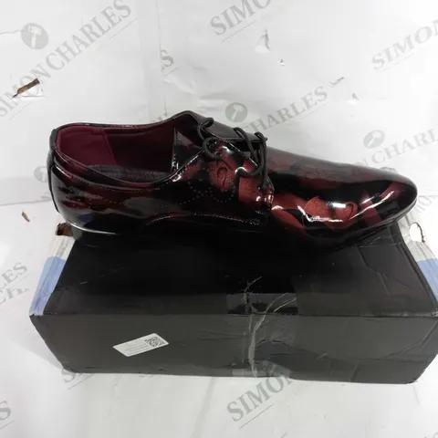 BOXED CHUNRUN LACED SHOES IN GLOSSY PURPLE WITH BLACK ART - EU SIZE 48