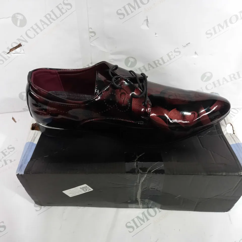 BOXED CHUNRUN LACED SHOES IN GLOSSY PURPLE WITH BLACK ART - EU SIZE 48 