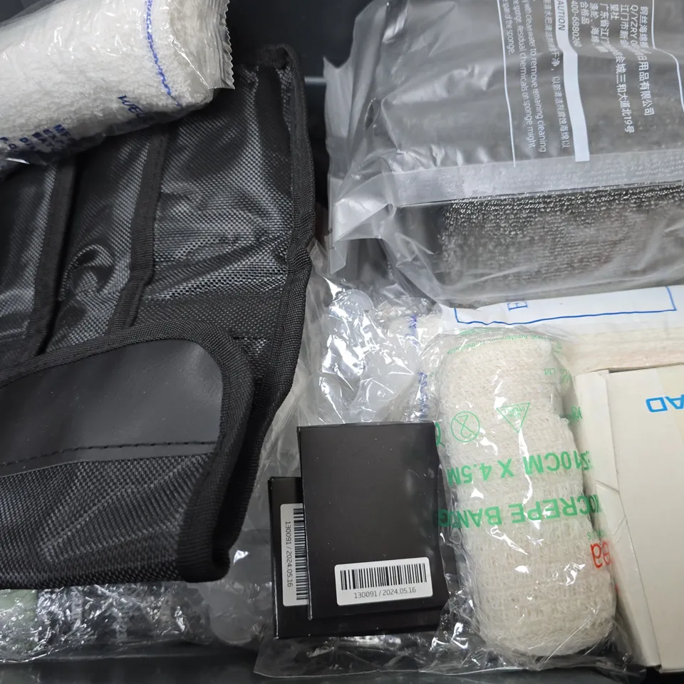 APPROXIMATELY 15 ASSORTED ITEMS TO INCLUDE - SPONTEX 4 CLOTHS , MOLESKINE CLASSIC NOTEBOOK ETC