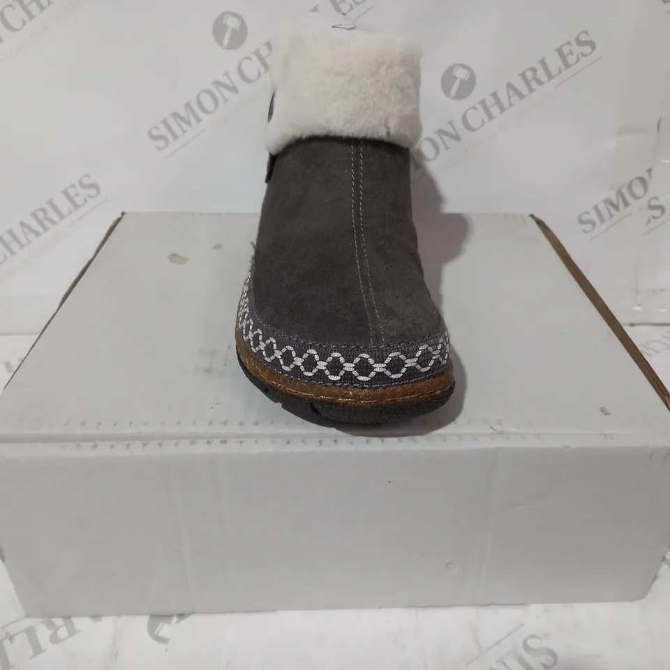 BOXED PAIR OF EARTH ORIGINS EMMALYN BOOTIES IN GREY UK SIZE 5