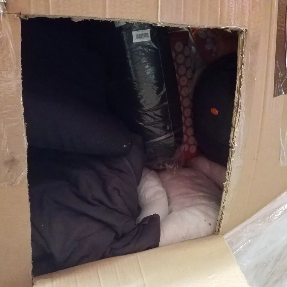 PALLET CONTAINING ASSORTED PILLOWS, CUSHIONS & BEDDING 