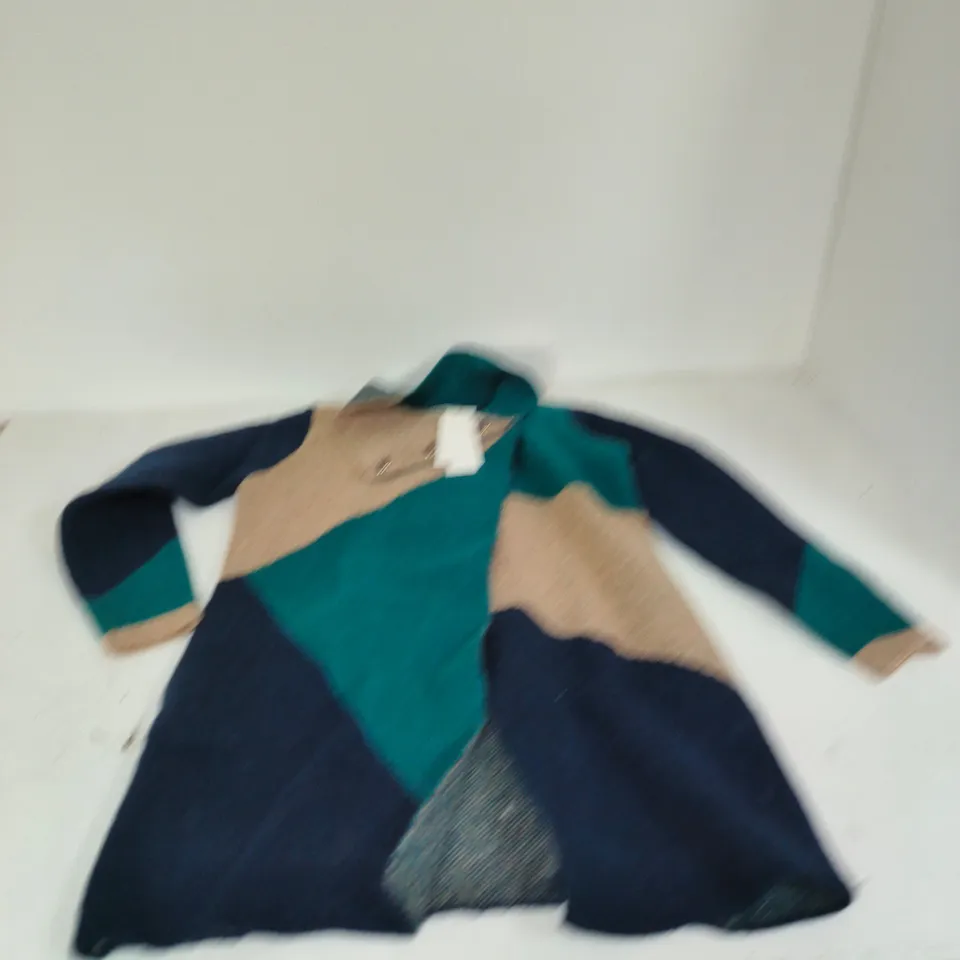 BOX OF APPROXIMATELY 15 ASSORTED CLOTHING ITEMS TO INCLUDE: MUDFLOWER JUMPER 