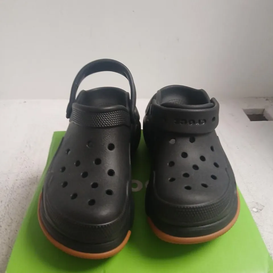 CROCS CLASSIC MEGA CRUSH CLOG – BLACK, UK 4
