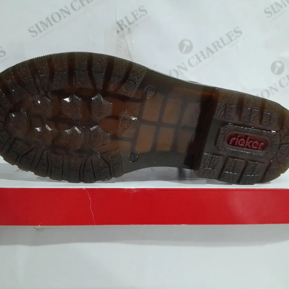 BOXED PAIR OF RIEKER RED INTEREST COLOUR BOOT SIZE 6 