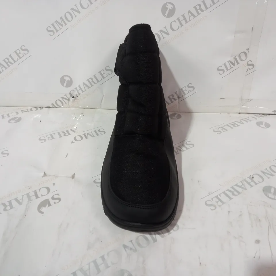 BLACK ANKLE SNOW BOOT SIZE 10