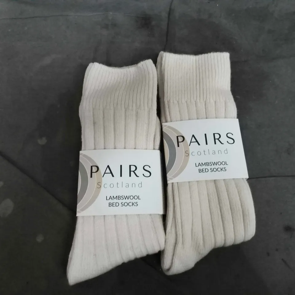 2 PAIRS OF PAIRS SCOTLAND LAMBSWOOL BED SOCKS IN CREAM - ONE SIZE