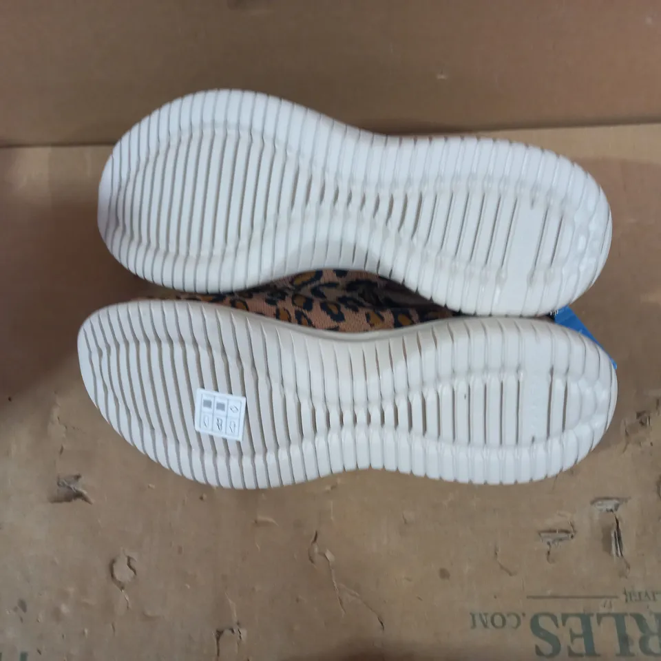 SKECHERS ULTRA FLEX SAFARI TOUR LEOPARD DECO SLIP ON TRAINERS - UK 6