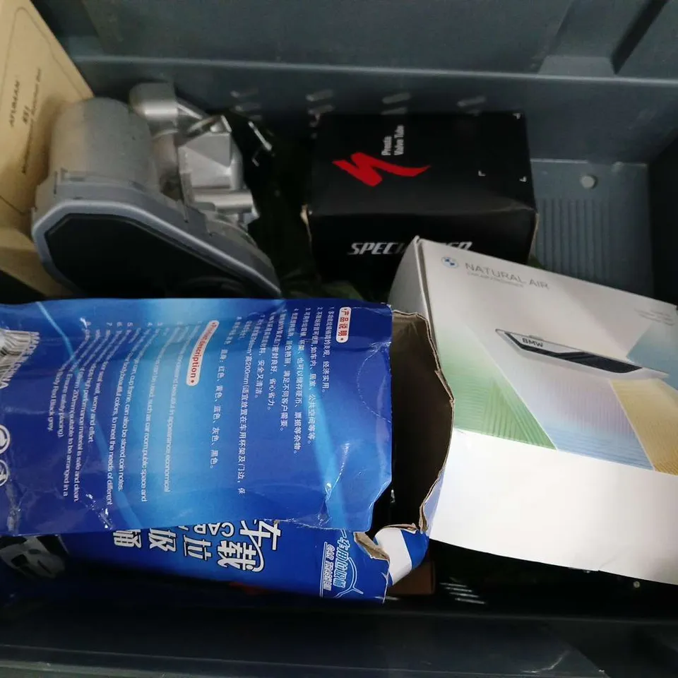 APPROXIMATELY 8 ASSORTED VEHICLE PARTS & ACCESORIES TO INCLUDE CAR STEREO, MULTIPURPOSE RATCHET SET, PRESTA VALVE TUBE, ETC