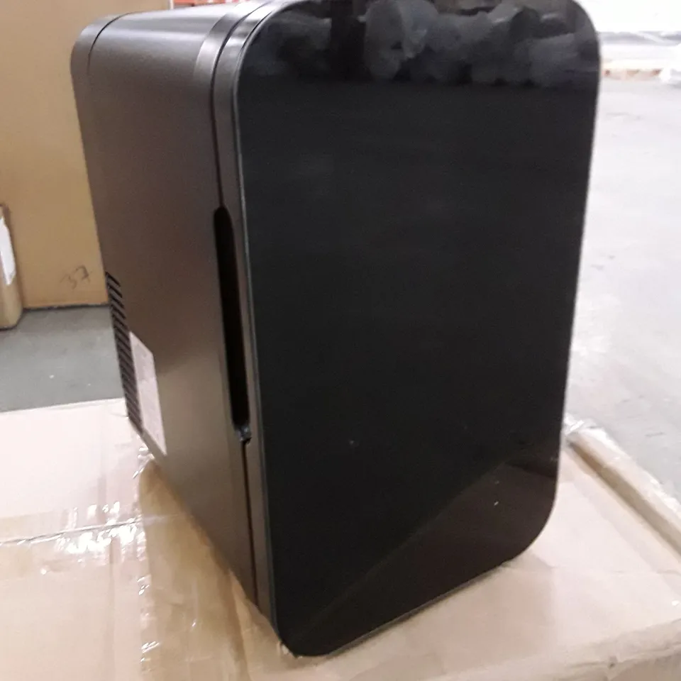 BOXED MINI FRIDGE BLACK (1 BOX)