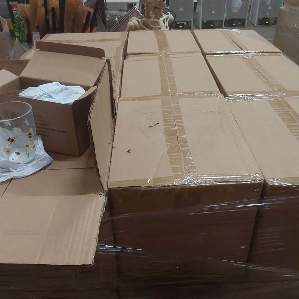PALLET CONTAINING A VERY LARGE QUANTITY OF BEE TEE MUGS