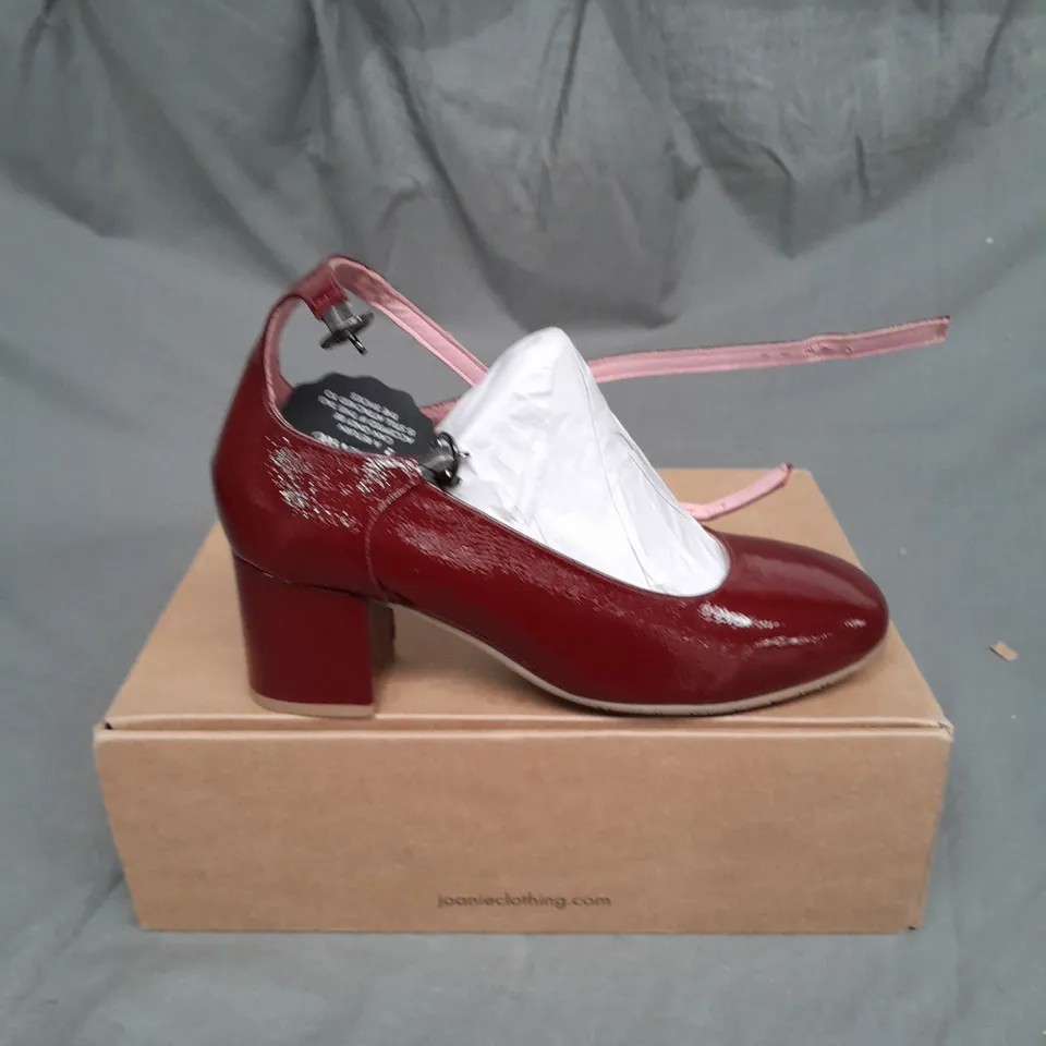 BOXED PAIR OF JOANIE ROUEN BLOCK HEEL CLOSE TOE SHOE SIZE 7