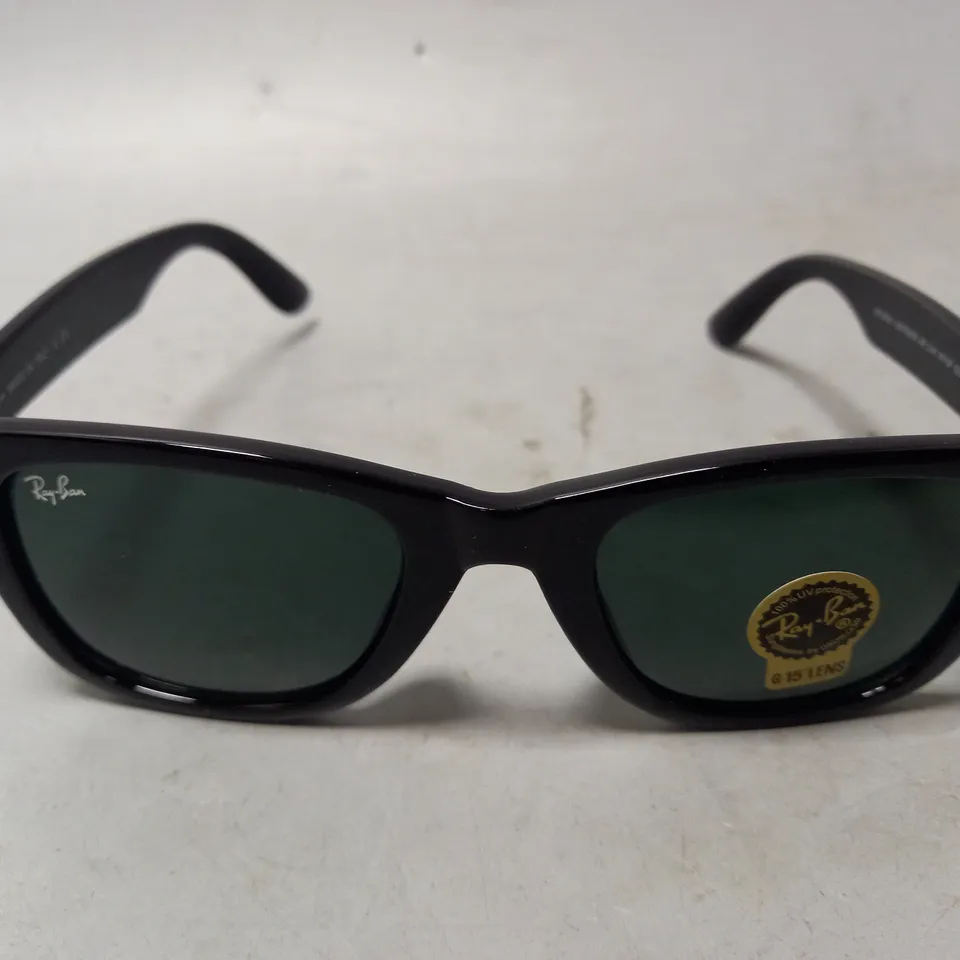 BOXED RAY-BAN SUNGLASSES IN BLACK FRAME W. BLACK LENS