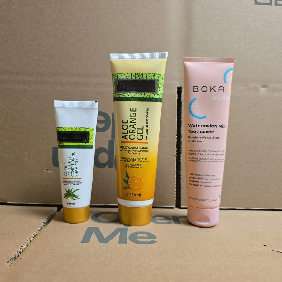 APPROXIMATELY 15 ASSORTED COSMETIC ITEMS TO INCLUDE BOKA, INDUS VALLEY, ETC - COLLECTION ONLY