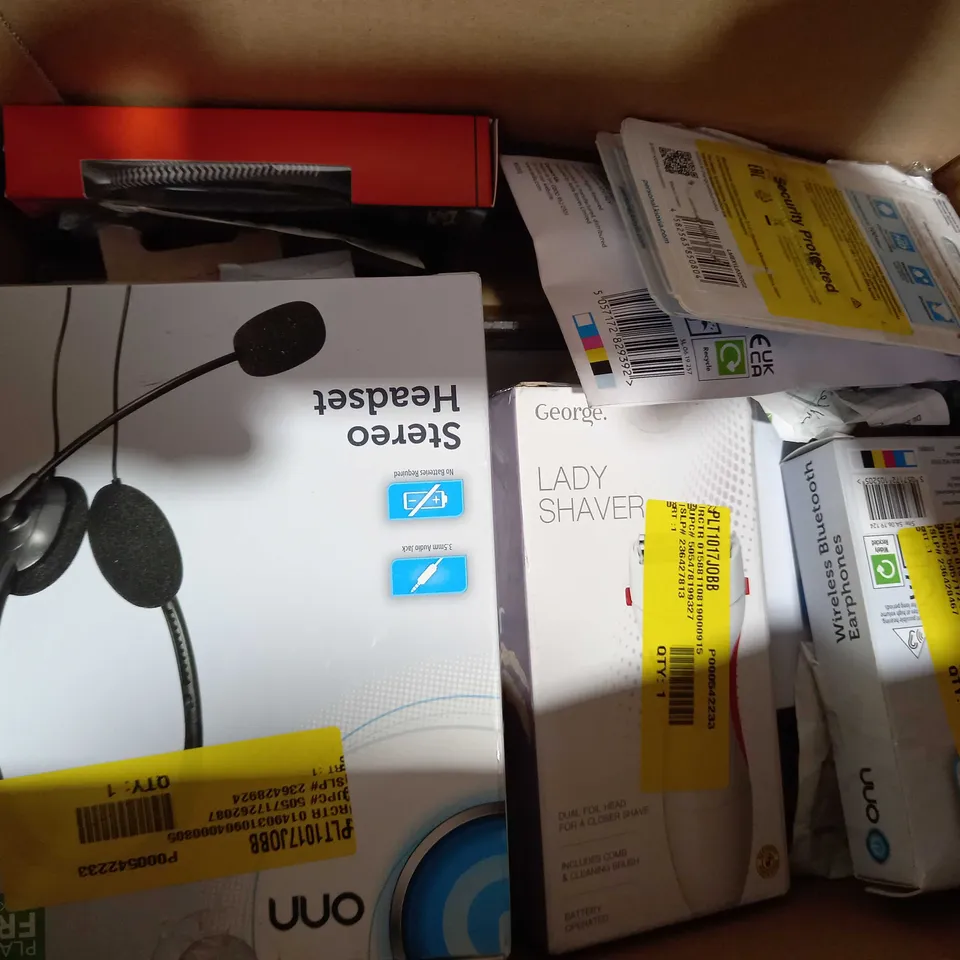 LOT OF APPROXIMATELY 15 ASSORTED HOUSEHOLD ITEMS TO INCLUDE ONN POCKET RADIO, BLACKWEB USB-C AND USB-A WITH QC3.0, ASDA TECH TRUE WIRELESS EARBUDS, ETC