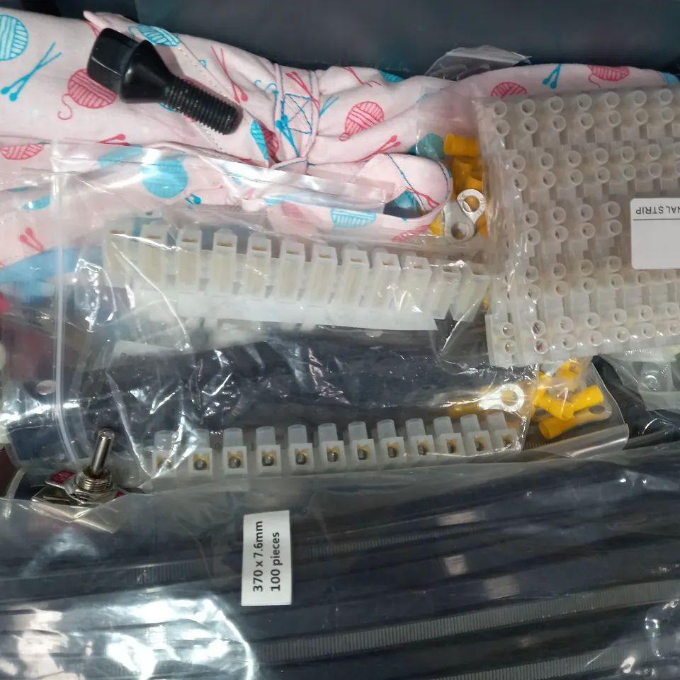 LOT OF APPROXIMATELY 10 ASSORTED HOUSEHOLD ITEMS TO INCLUDE WATER SAVING GEL, BINGO DABBERS, SMALL DECORATIVE FRAMED PRINT, ETC