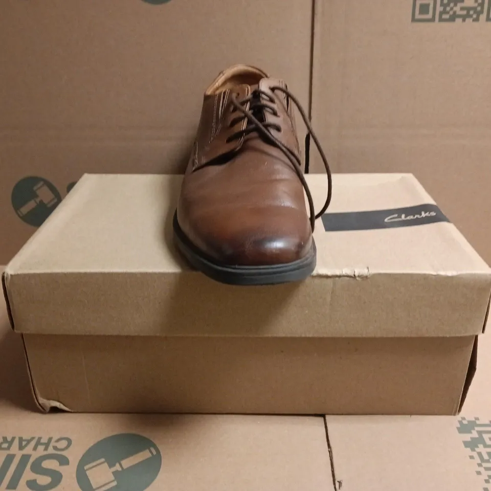 BOXED PAIR OF CLARKS LACE UP SHOES IN BROWN SIZE UK 10