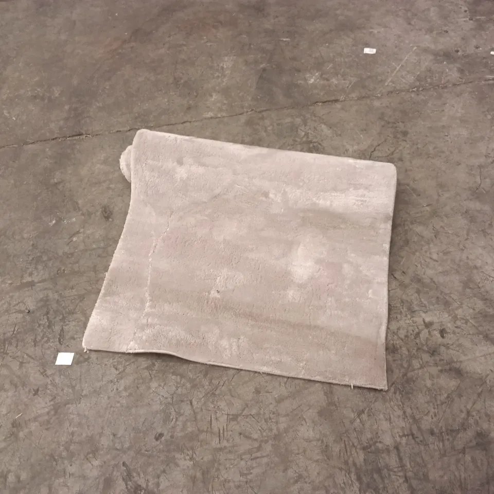 STILLAGE TO CONTAIN APPROXIMATELY 15X DESIGNER AREA RUGS