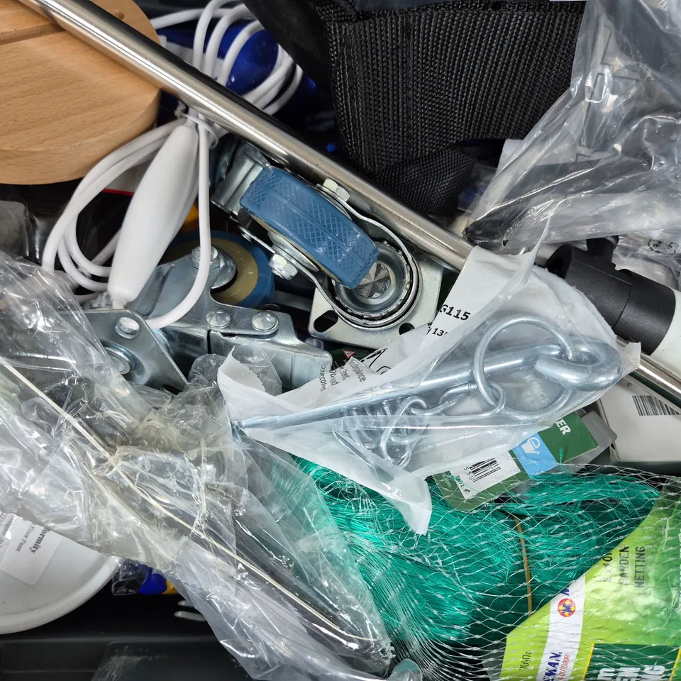 APPROXIMATELY 10 ASSORTED HOUSEHOLD ITEMS TO INCLUDE COMBINATION PADLOCK, LIST PAD, ETC