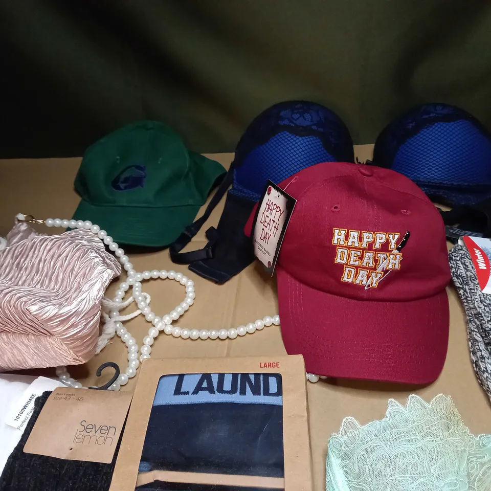 LOT OF APPROX. 15 ASSORTED CLOTHING ACCESSORIES  IN VARYING SIZES/COLOURS/STYLES TO INCLUDE: BRA'S, SOCKS, HATS