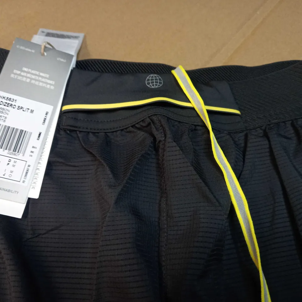 ADIDAS GREY/YELLOW DETAILED LOGO SPORTS SHORTS - MEDIUM