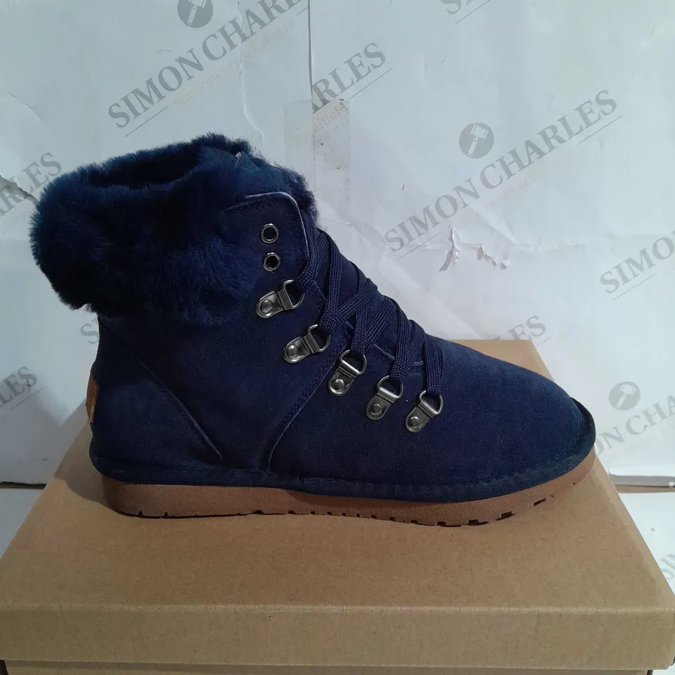 BOXED BONOVA SHEEPSKIN BOOTS NAVY - SIZE 5