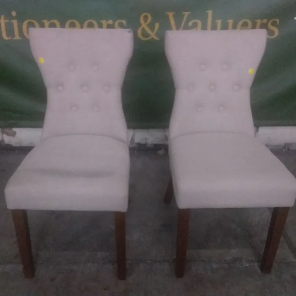 SET OF 2 NEW BEWLEY OATMEAL FABRIC BUTTON BACK DINING CHAIRS (DARK OAK LEG)