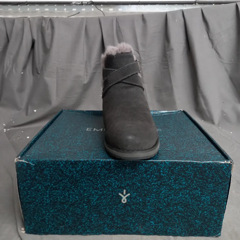 EMU MERAK SUEDE BOOTS SIZE 4