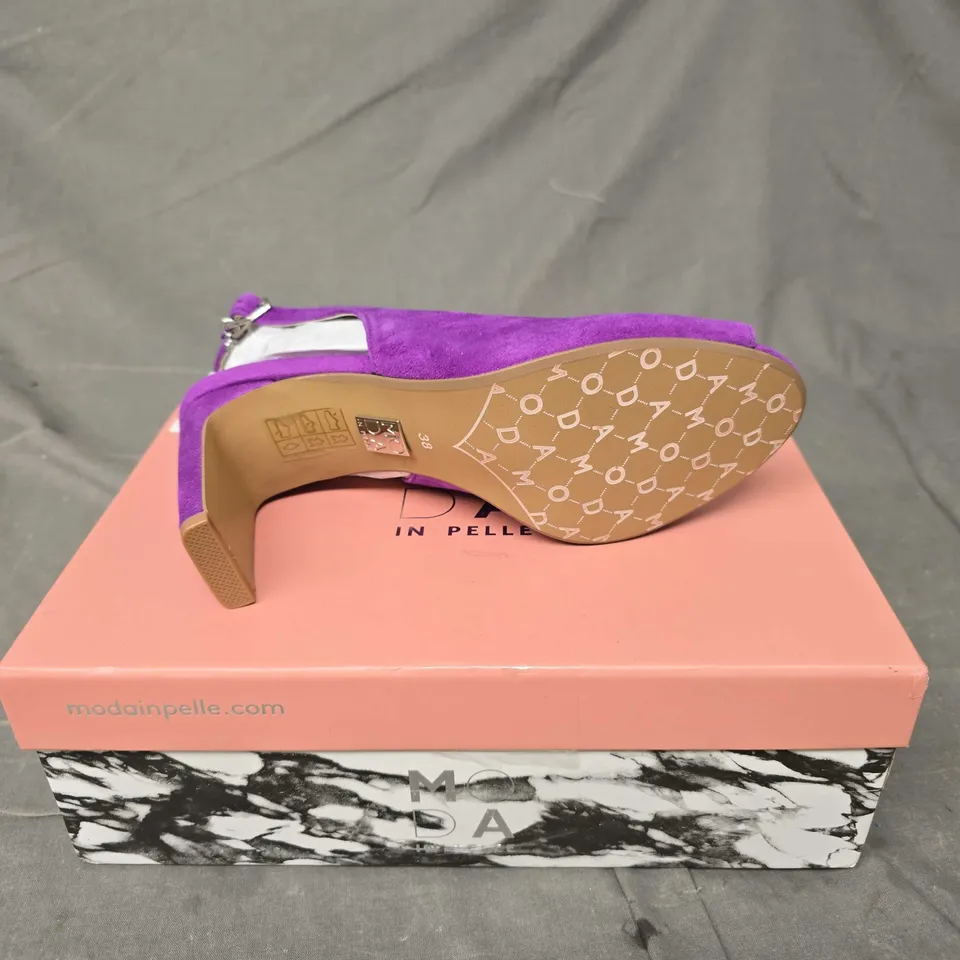 BOXED PAIR OF MODA IN PELLE PEEP TOE SHOES IN PURPLE - 5