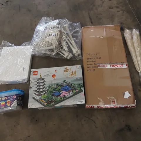 PALLET CONTAINING HOUSEHOLD AND CONSUMER PRODUCTS. INCLUDES FOLDING CHAIR, SKELETON DISPLAY, TOYS, DECOR ITEMS, TOILET SEAT ETC
