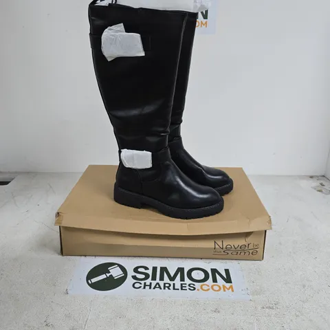 BOXED PAIR OF NEVER BE THE SAME F51204 BOOTS IN BLACK - SIZE 8