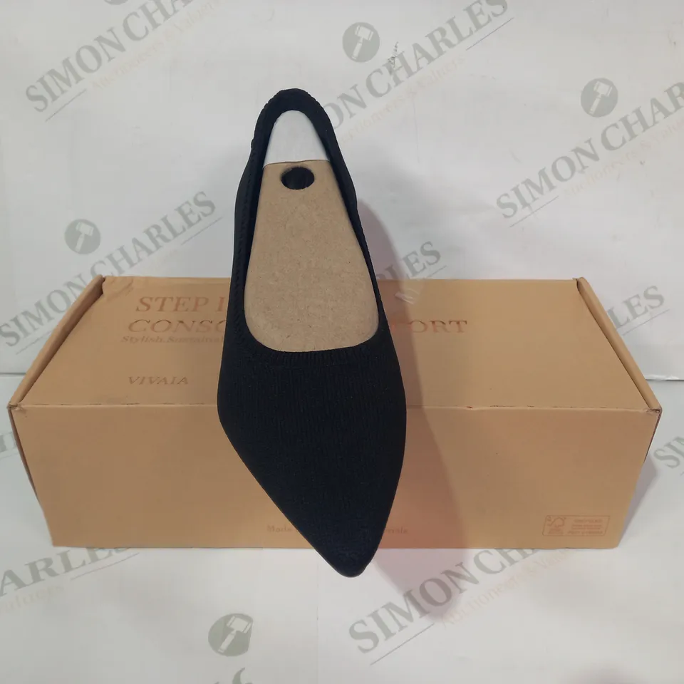 BOXED PAIR OF VIVALA SLIP-ON LOW BLOCK HEEL SHOES IN BLACK EU SIZE 38.5