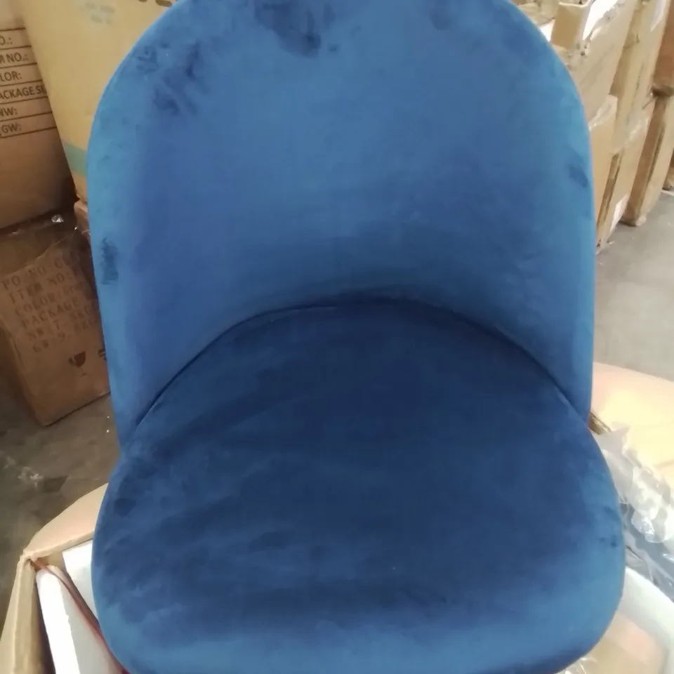 A BOXED PAIR OF CRUSHED VELVET SOFT CURVED BACK DINING CHAIRS IN ROYAL BLUE