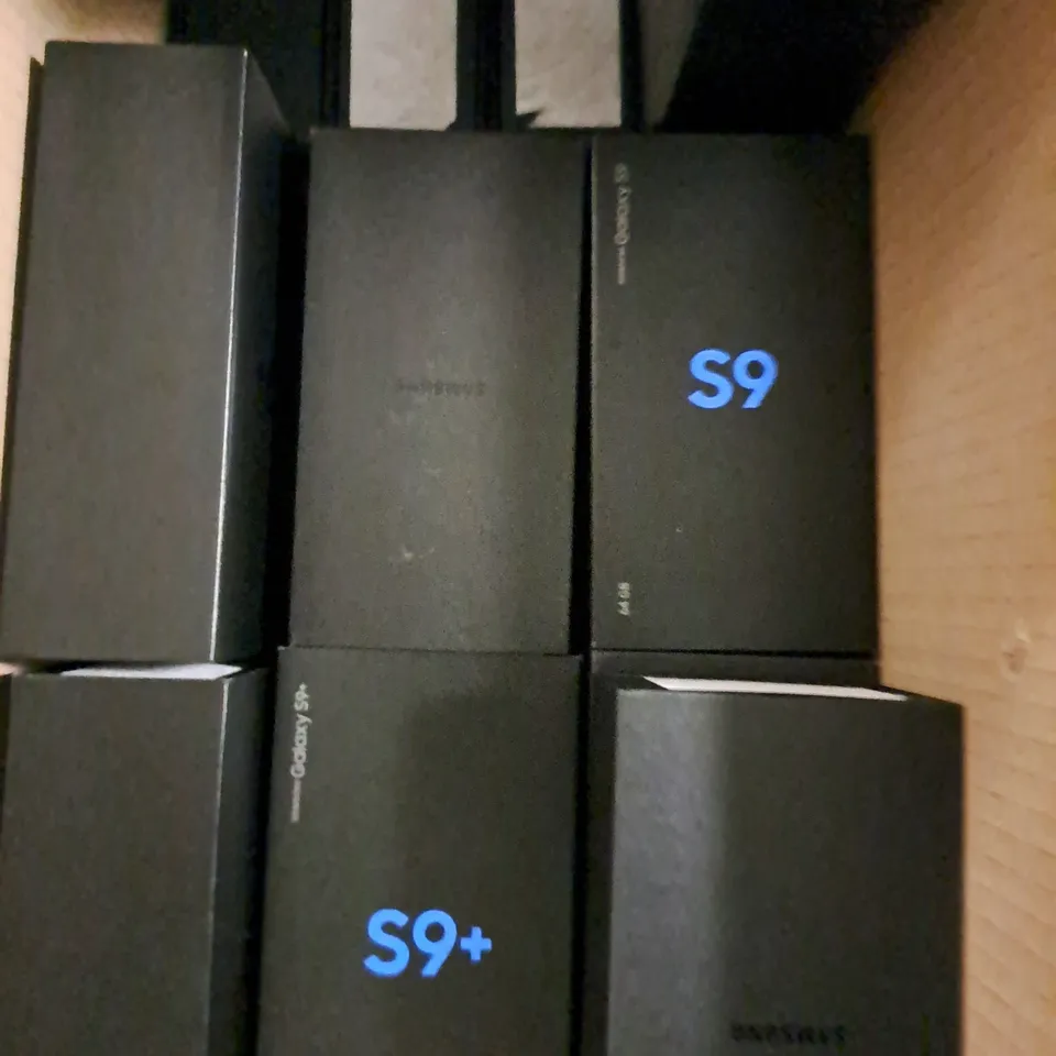 BOX OF APPROXIMATELY 20 ASSORTED SAMSUNG PHONE CASES 